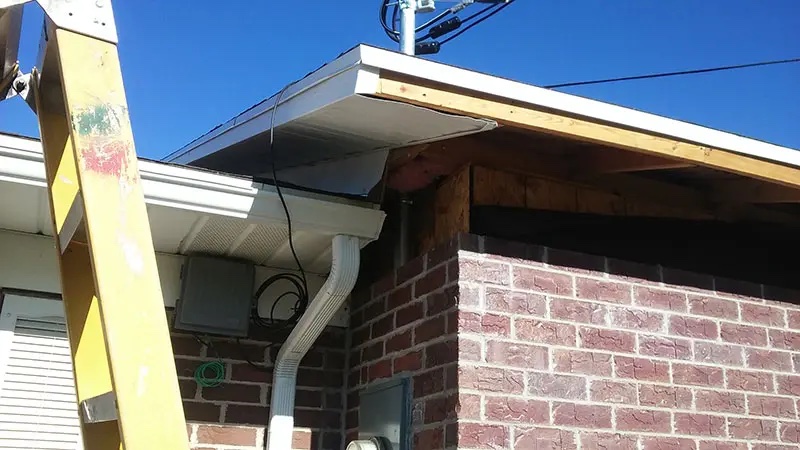 Soffit and fascia on roof before replacement